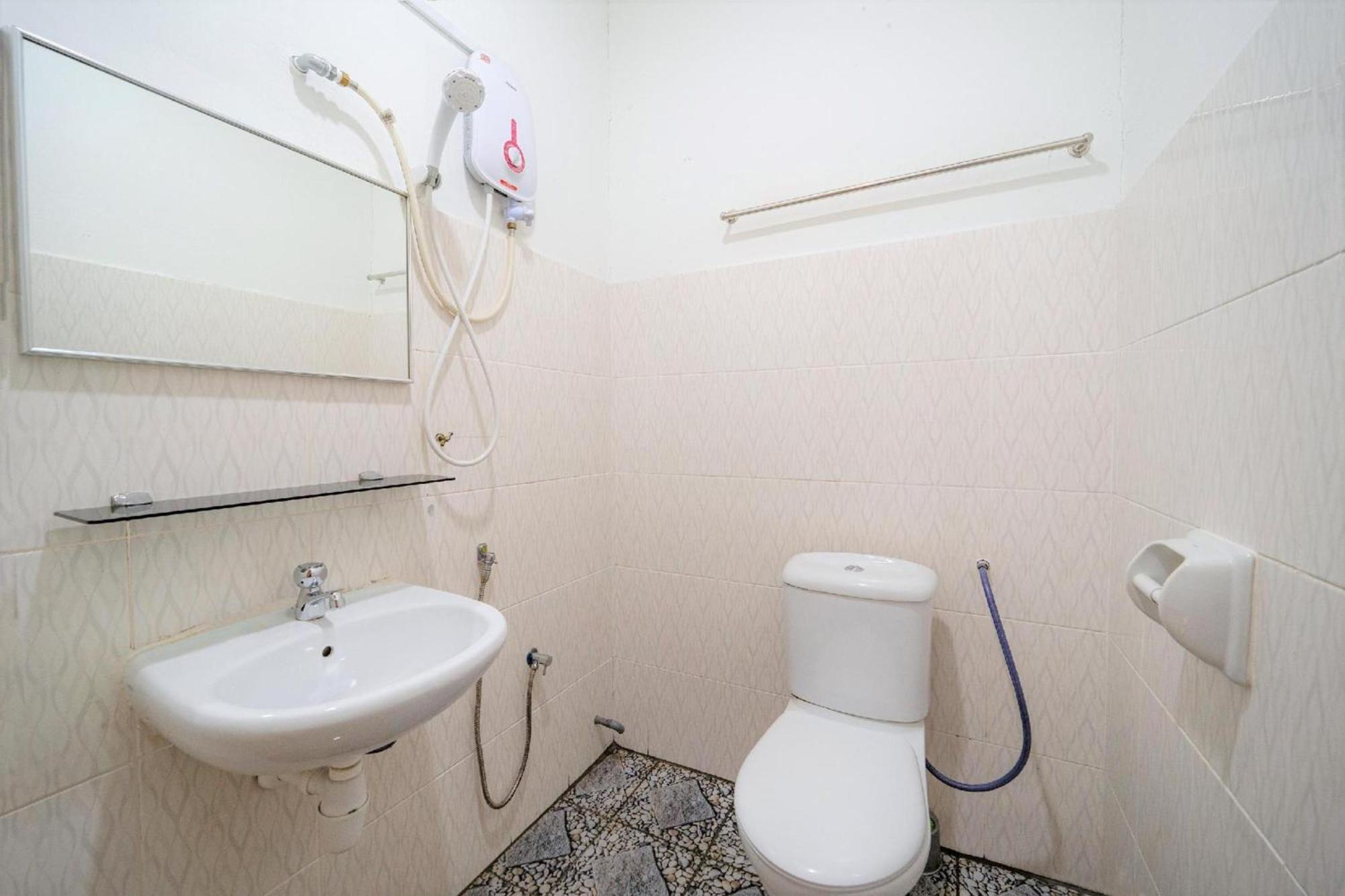 Super Oyo 89807 My Budget Home Бату Феринги Екстериор снимка