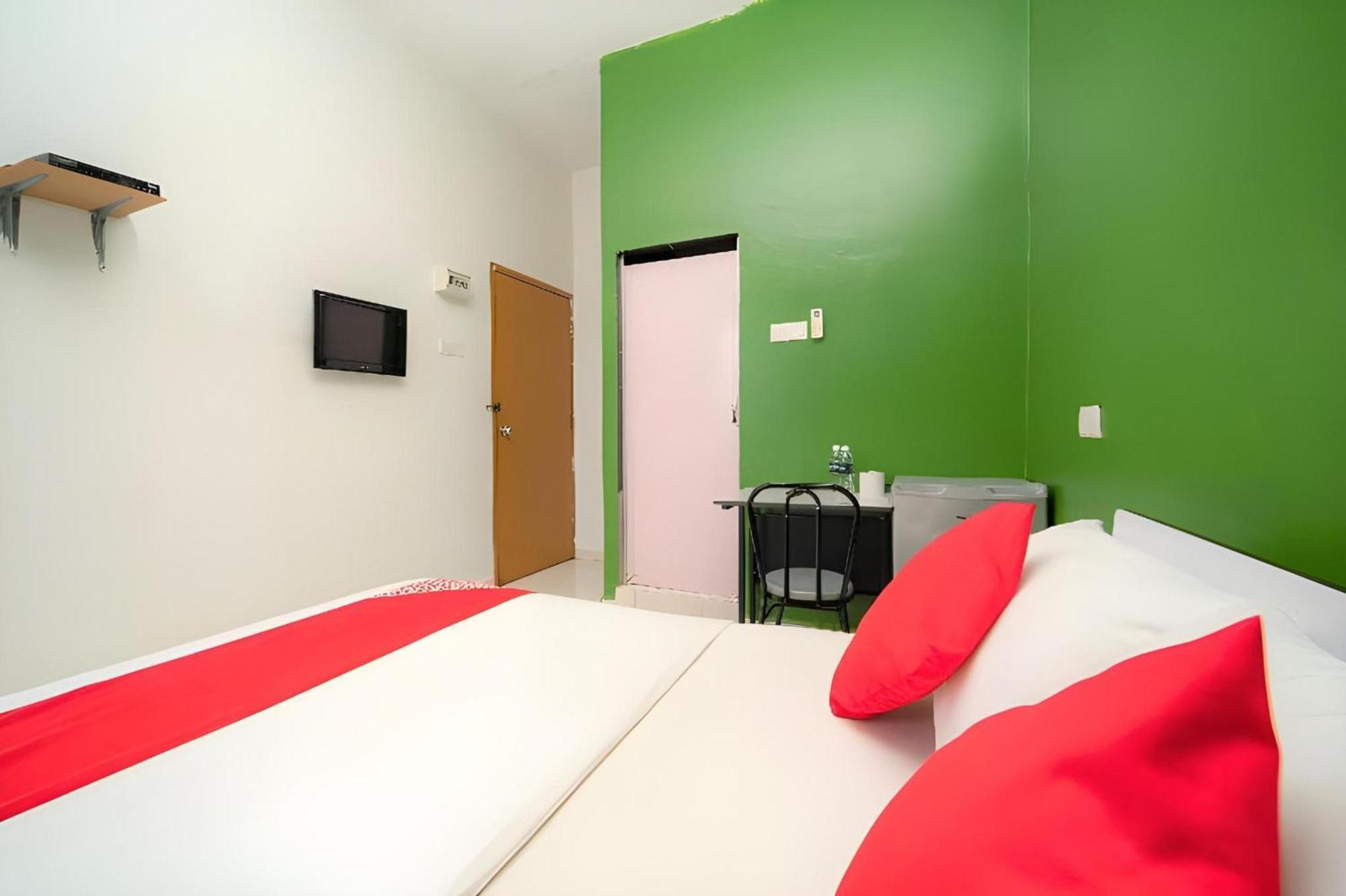 Super Oyo 89807 My Budget Home Бату Феринги Екстериор снимка