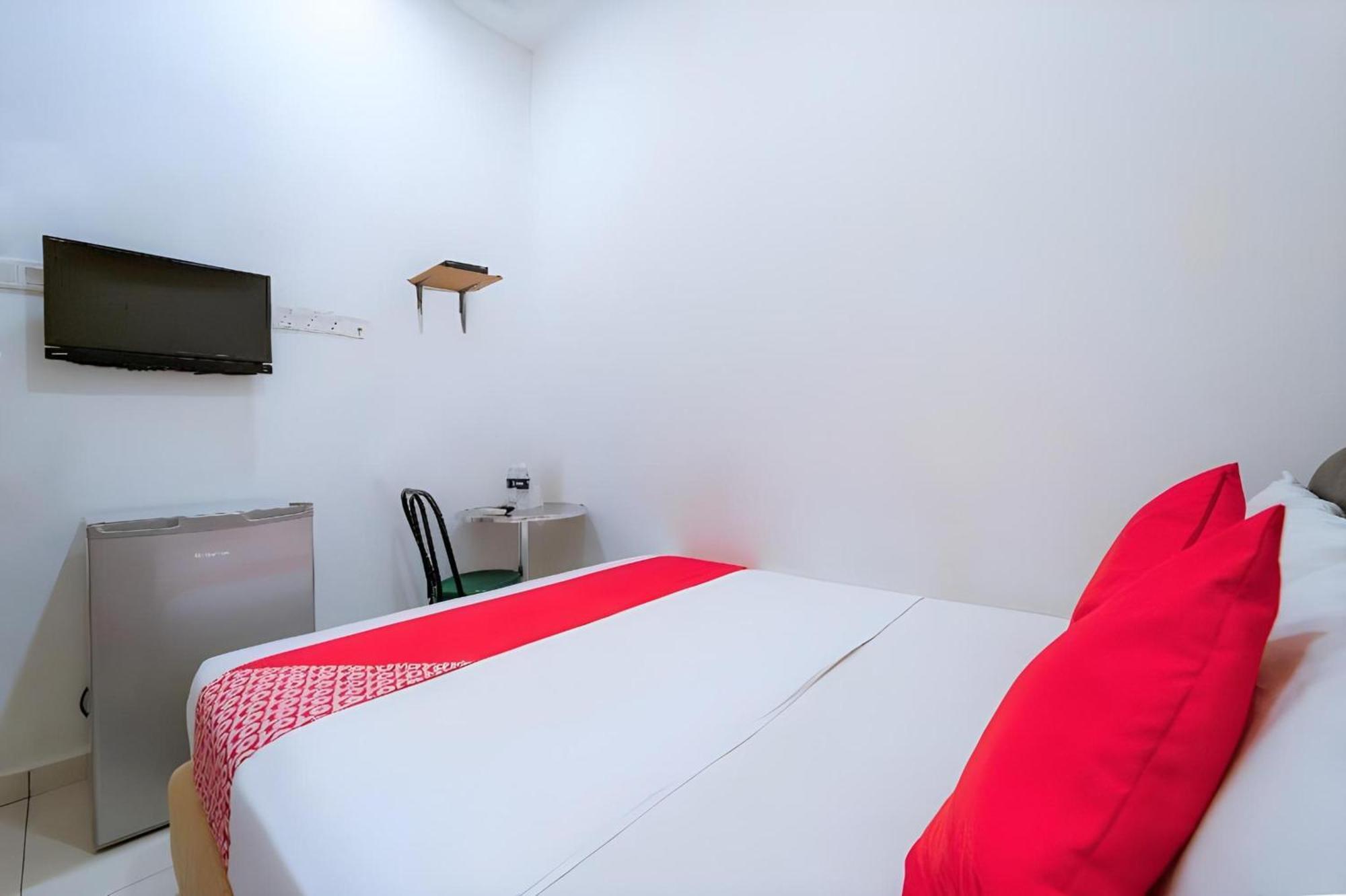 Super Oyo 89807 My Budget Home Бату Феринги Екстериор снимка
