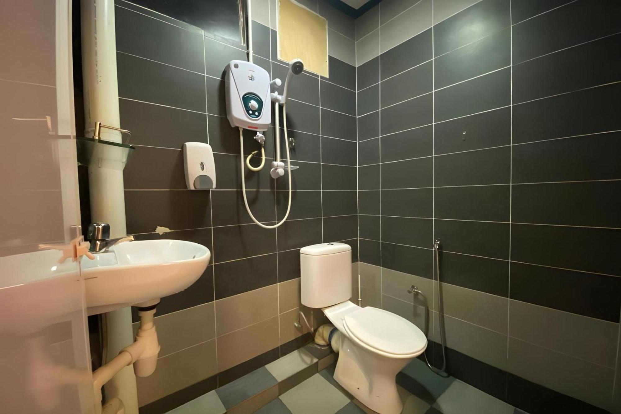 Super Oyo 89807 My Budget Home Бату Феринги Екстериор снимка